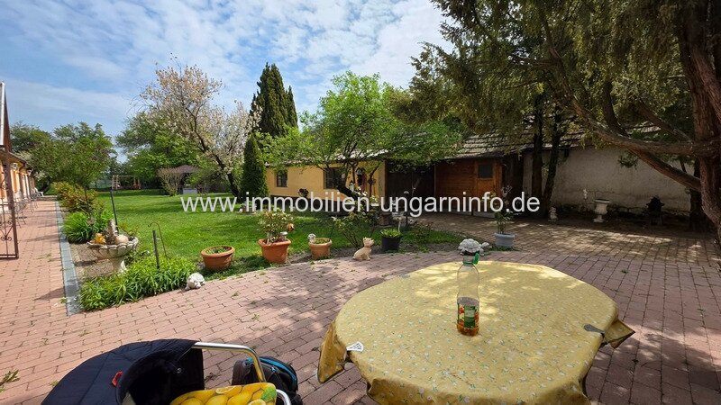 Mehrgenerationen-Familienhaus mit Wohnungen im Balaton-Hochland