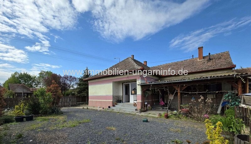 Geräumiges Einfamilienhaus zu verkaufen - mit Nebengebäuden, in hervorragender Lage