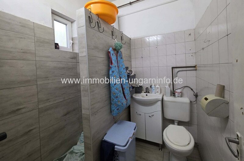 Geräumiges Einfamilienhaus zu verkaufen - mit Nebengebäuden, in hervorragender Lage