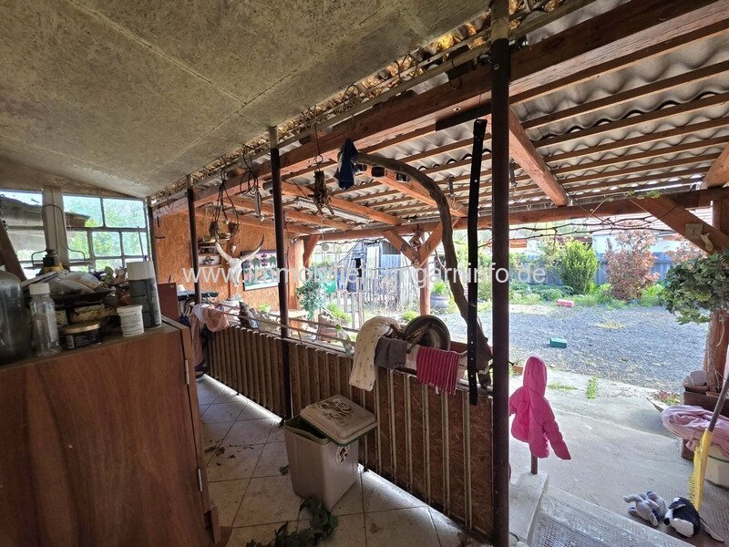 Geräumiges Einfamilienhaus zu verkaufen - mit Nebengebäuden, in hervorragender Lage