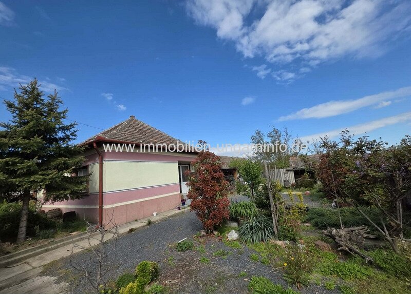Geräumiges Einfamilienhaus zu verkaufen - mit Nebengebäuden, in hervorragender Lage