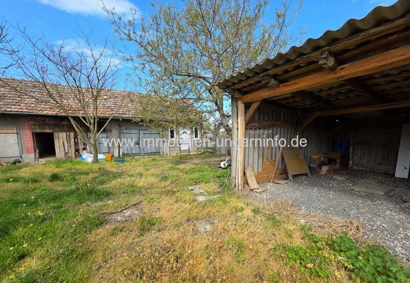 Geräumiges Einfamilienhaus zu verkaufen - mit Nebengebäuden, in hervorragender Lage