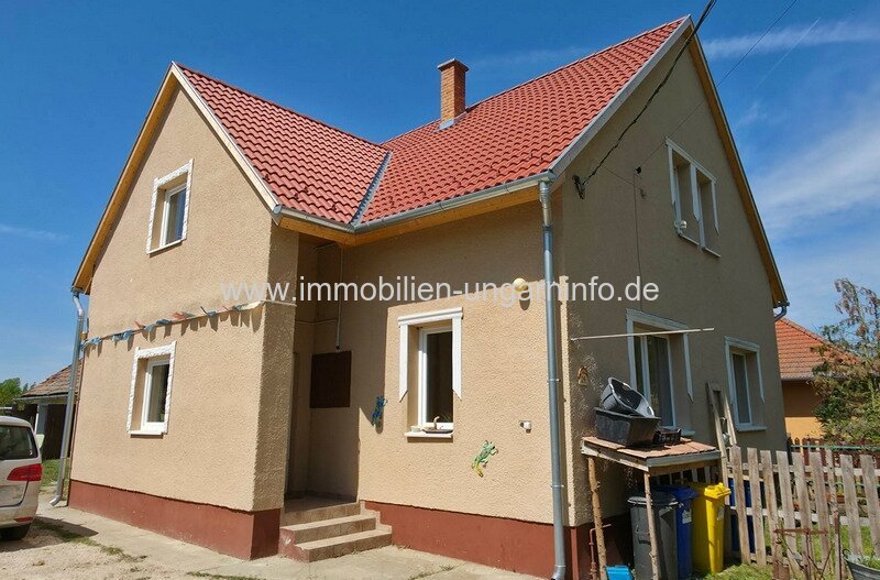 Zweistöckiges Einfamilienhaus mit großem Grundstück in Mesztegnyő zu verkaufen