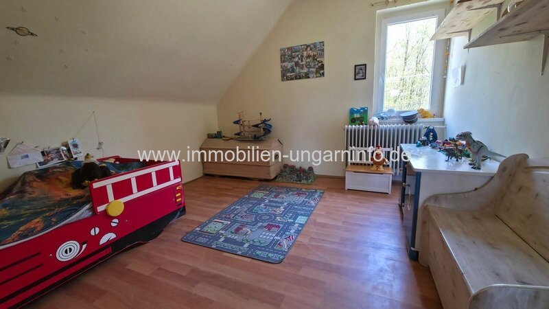 Zweistöckiges Einfamilienhaus mit großem Grundstück in Mesztegnyő zu verkaufen