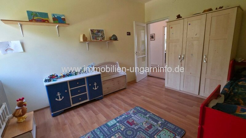 Zweistöckiges Einfamilienhaus mit großem Grundstück in Mesztegnyő zu verkaufen