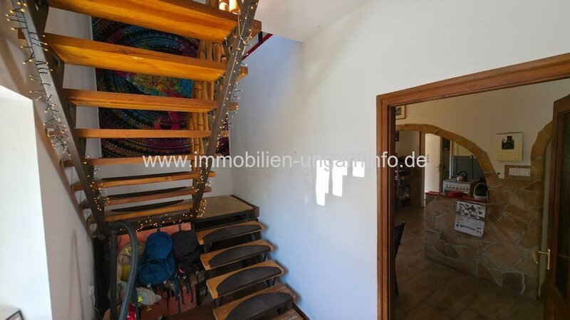 Zweistöckiges Einfamilienhaus mit großem Grundstück in Mesztegnyő zu verkaufen