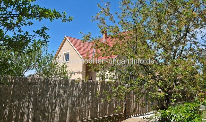 Zweistöckiges Einfamilienhaus mit großem Grundstück in Mesztegnyő zu verkaufen