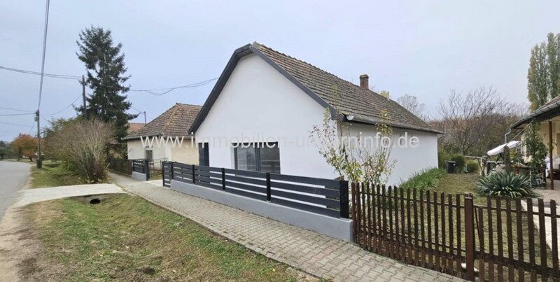 Felújított parasztház a Balaton mellett