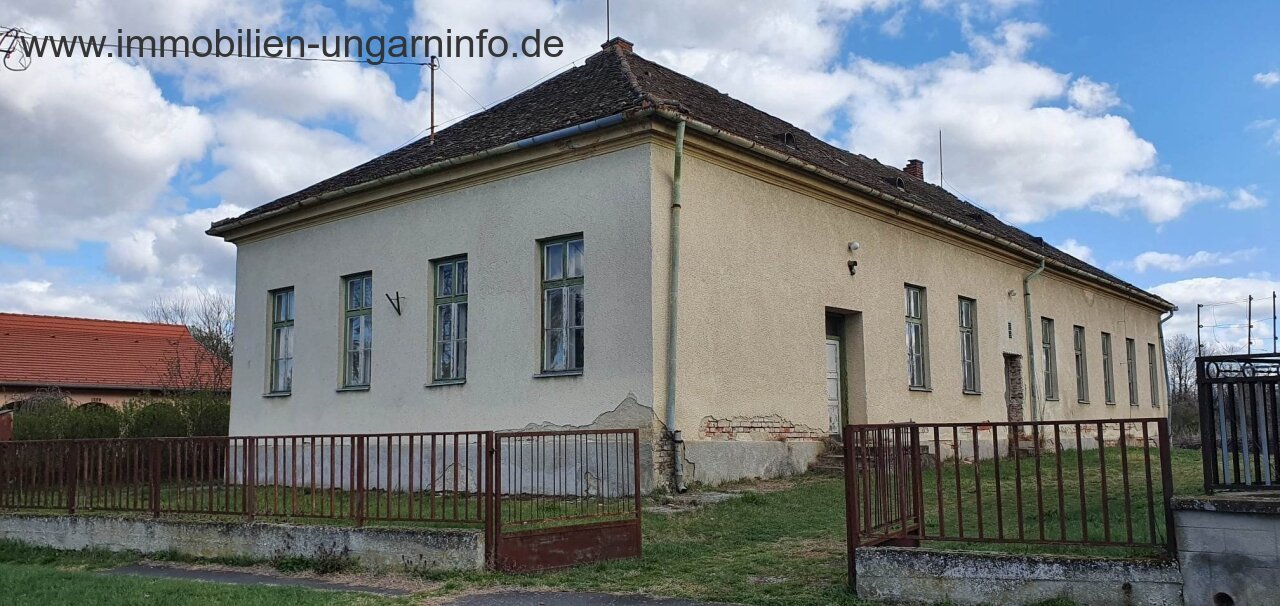Eladó egy 250 m²-es épület 0,5 hektáros telekkel a Balaton közelében