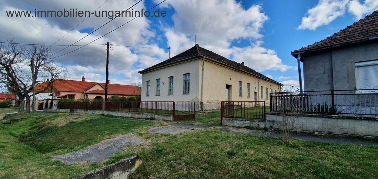 Eladó egy 250 m²-es épület 0,5 hektáros telekkel a Balaton közelében