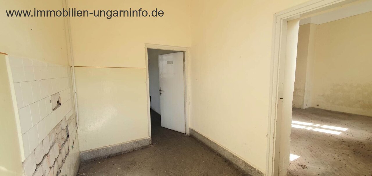 Eladó egy 250 m²-es épület 0,5 hektáros telekkel a Balaton közelében