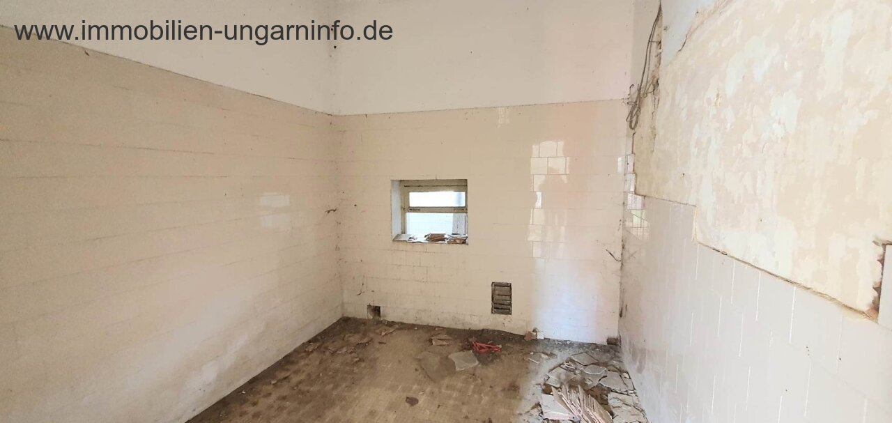 Eladó egy 250 m²-es épület 0,5 hektáros telekkel a Balaton közelében