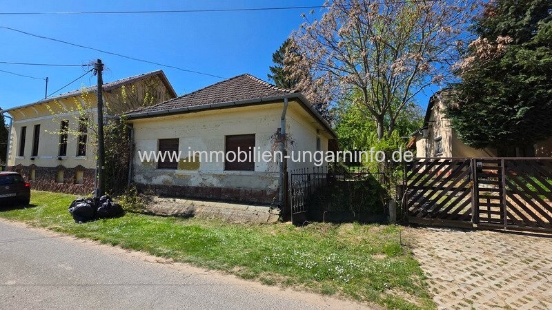 Einfamilienhaus mit großem Grundstück in Teleki zu verkaufen - 10 km vom Balaton
