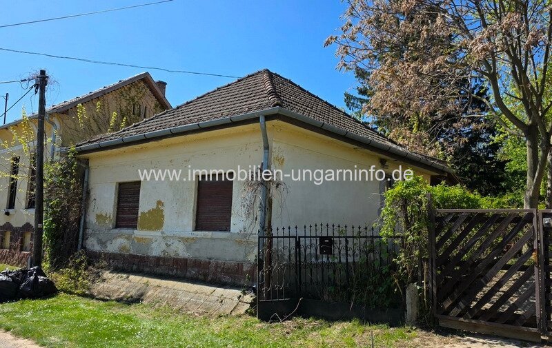 Einfamilienhaus mit großem Grundstück in Teleki zu verkaufen - 10 km vom Balaton