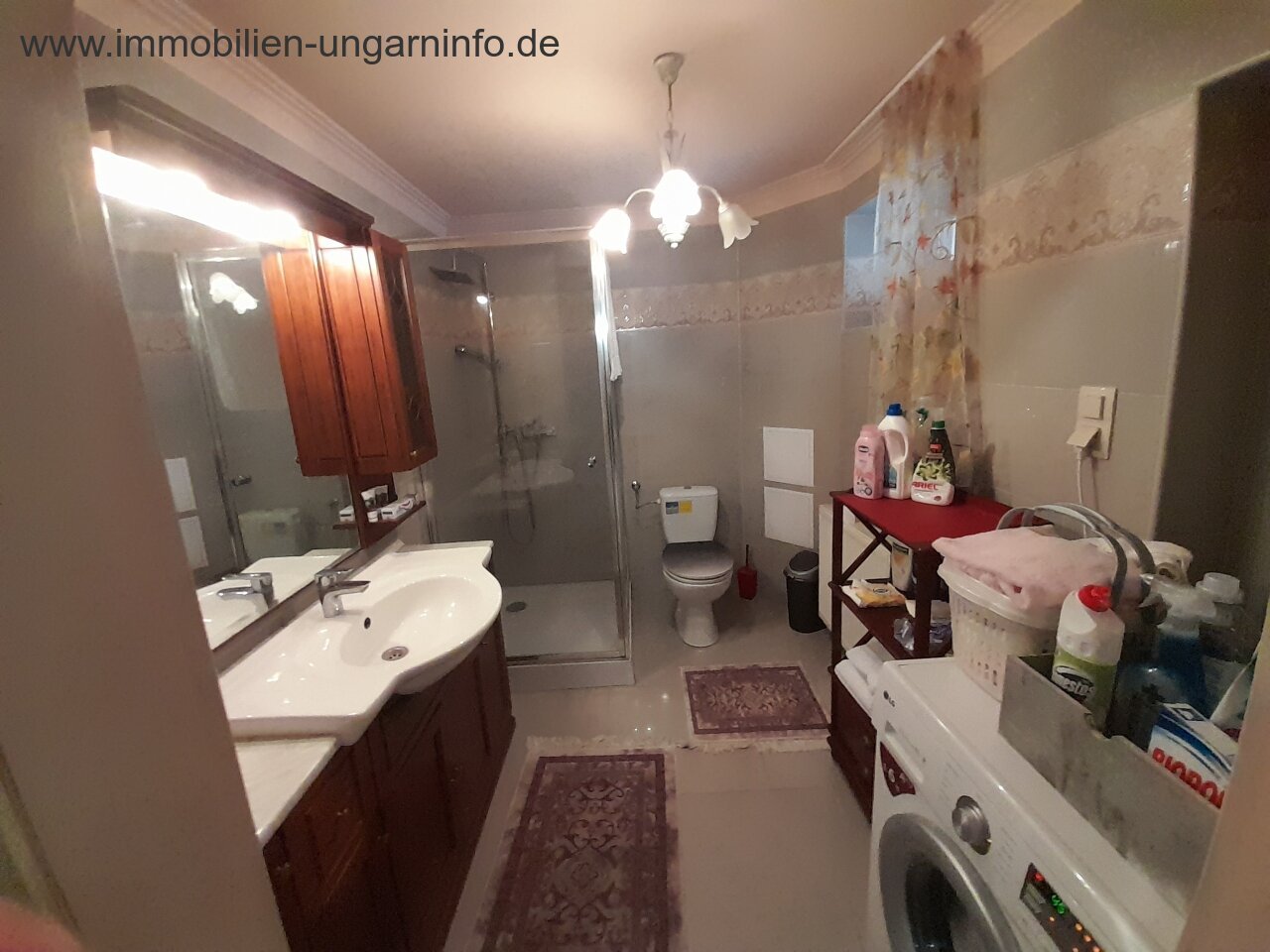 Hévíz környékén 3 szintes modern családi ház csendes környéken külön bejáratú lakás eladó.