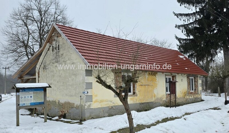 Einfamilienhaus mit neuem Dach, in Renovierung