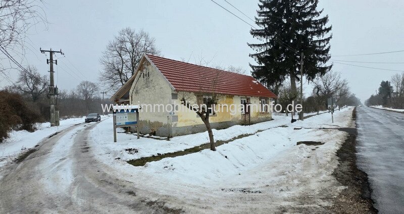 Einfamilienhaus mit neuem Dach, in Renovierung