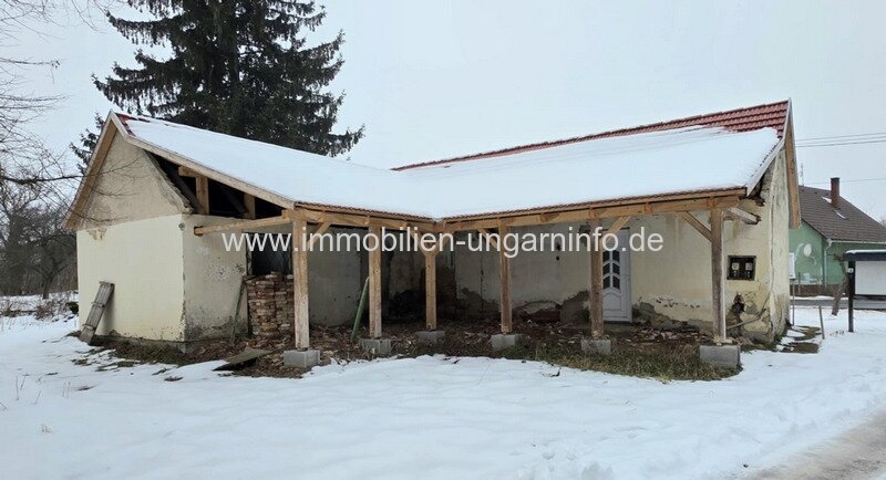 Einfamilienhaus mit neuem Dach, in Renovierung