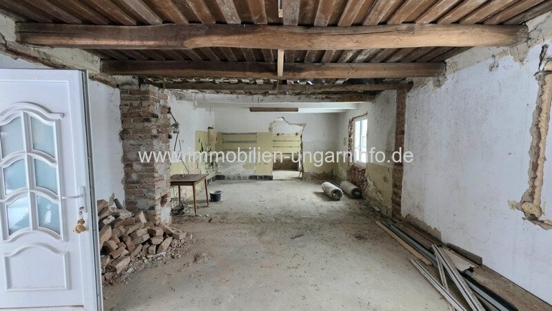 Einfamilienhaus mit neuem Dach, in Renovierung