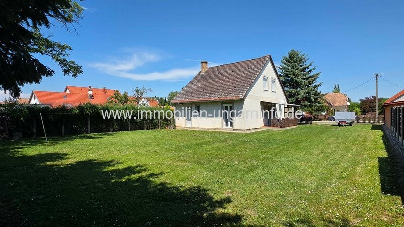 Einfamilienhaus mit ausgebautem Dachgeschoss in Kéthely zu verkaufen (6 km vom Balaton entfernt)
