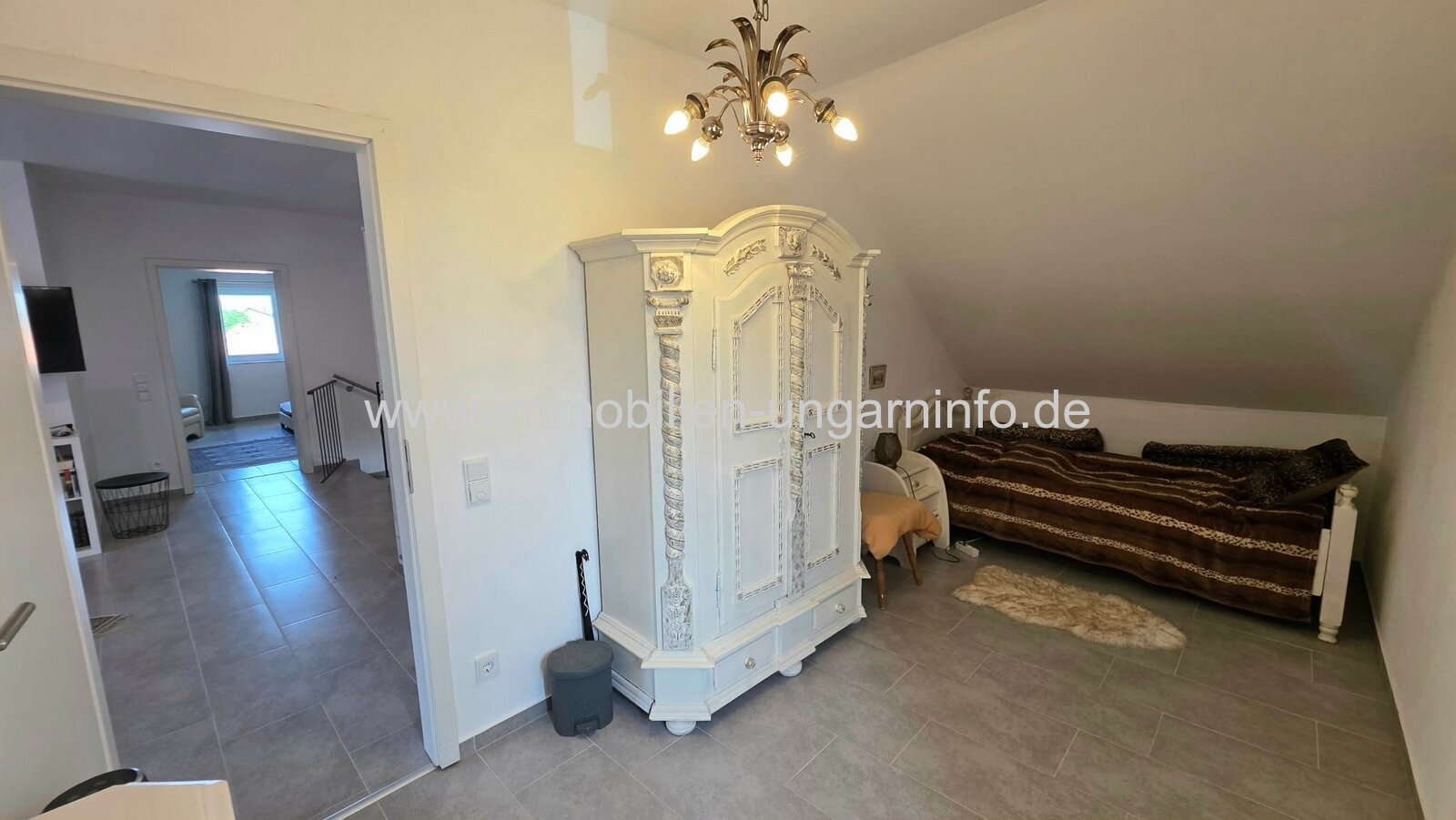 In Balatonboglár-Szőlőskislak steht ein Einfamilienhaus mit Swimmingpool in der Nähe des Balaton zum Verkauf