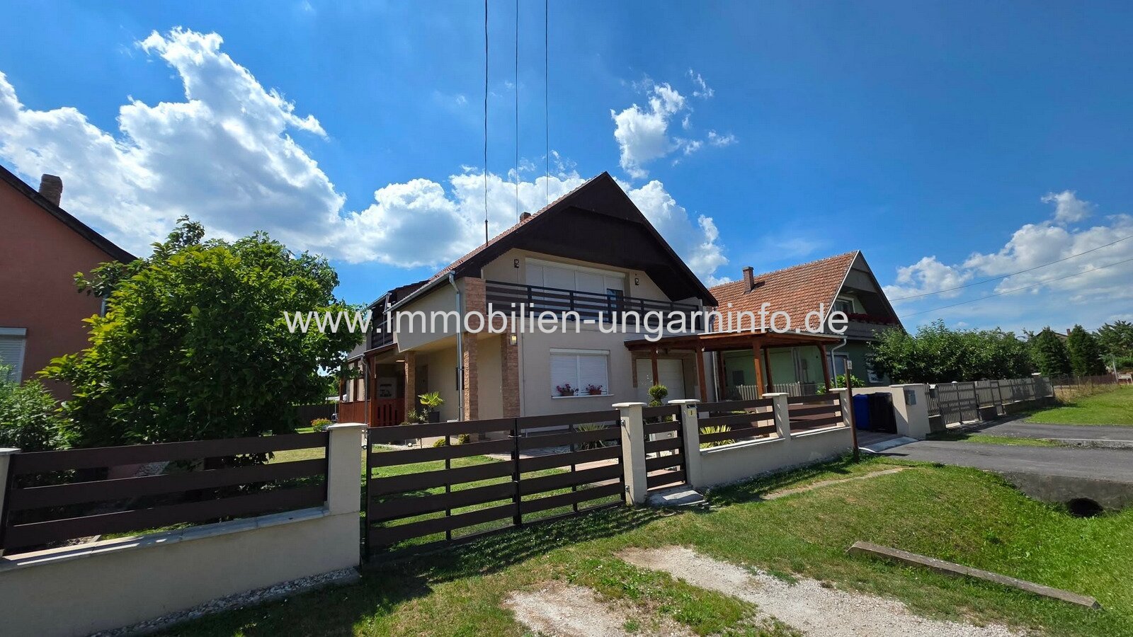 In Marcali steht ein renoviertes Einfamilienhaus mit ausgebautem Dachgeschoss zum Verkauf