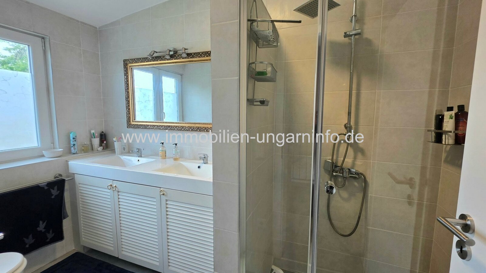 In Balatonboglár-Szőlőskislak steht ein Einfamilienhaus mit Swimmingpool in der Nähe des Balaton zum Verkauf