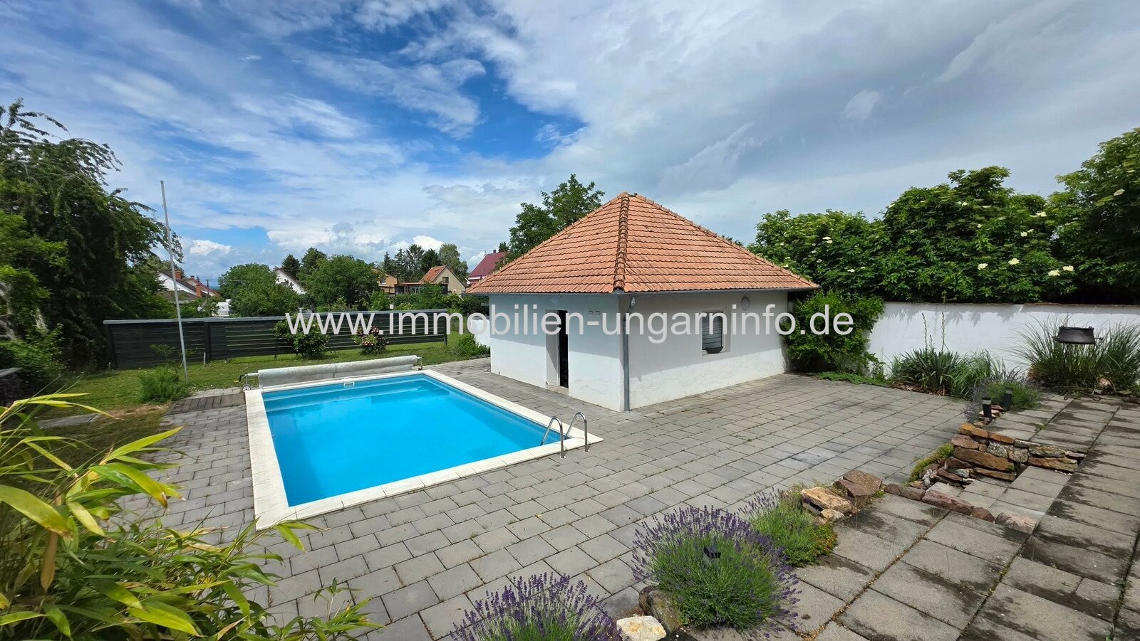 In Balatonboglár-Szőlőskislak steht ein Einfamilienhaus mit Swimmingpool in der Nähe des Balaton zum Verkauf