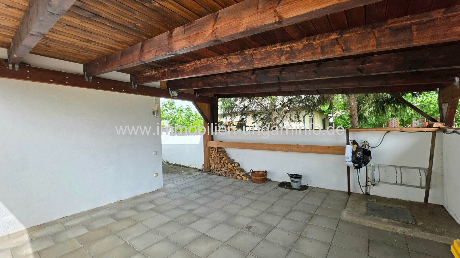 In Balatonboglár-Szőlőskislak steht ein Einfamilienhaus mit Swimmingpool in der Nähe des Balaton zum Verkauf