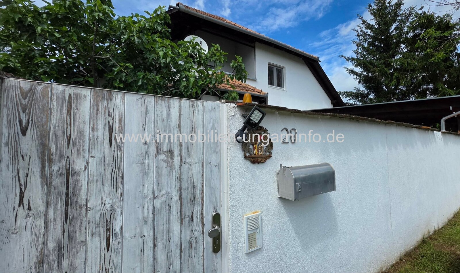 In Balatonboglár-Szőlőskislak steht ein Einfamilienhaus mit Swimmingpool in der Nähe des Balaton zum Verkauf