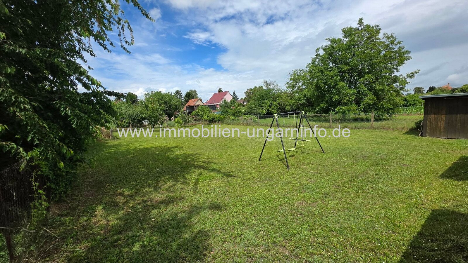 In Balatonboglár-Szőlőskislak steht ein Einfamilienhaus mit Swimmingpool in der Nähe des Balaton zum Verkauf