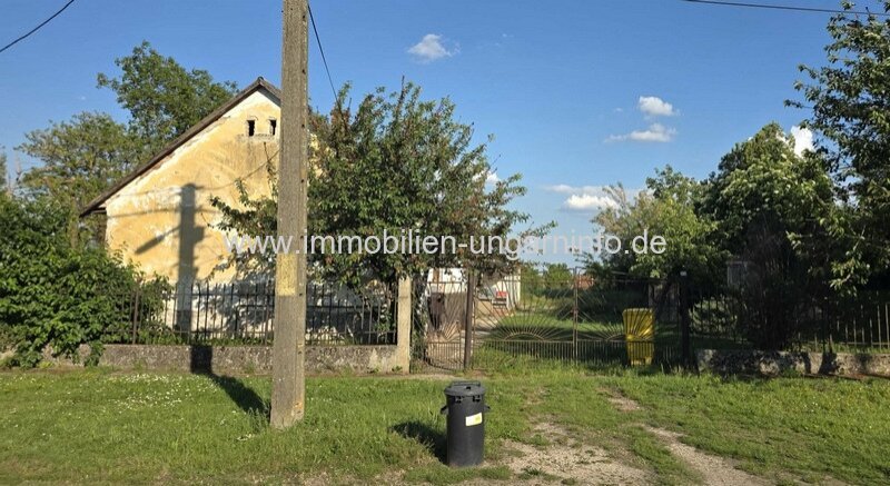 In Balatonszabadi steht ein Zweifamilienhaus mit großem Grundstück zum Verkauf