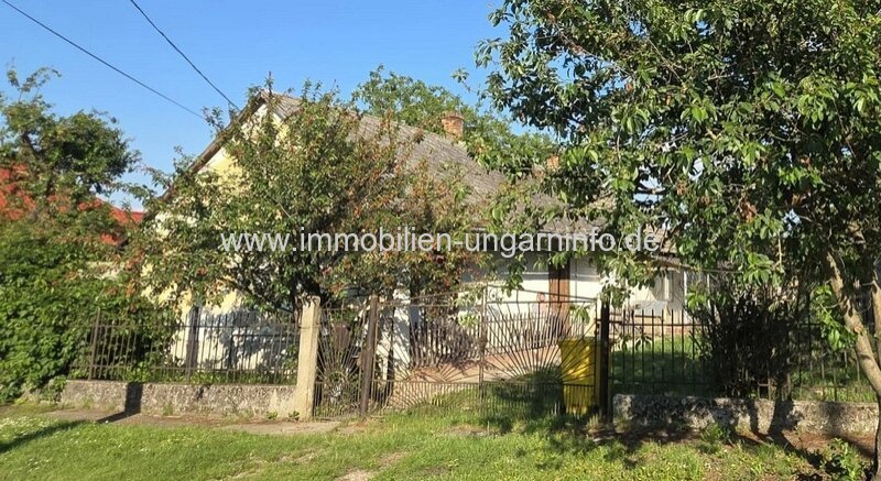In Balatonszabadi steht ein Zweifamilienhaus mit großem Grundstück zum Verkauf