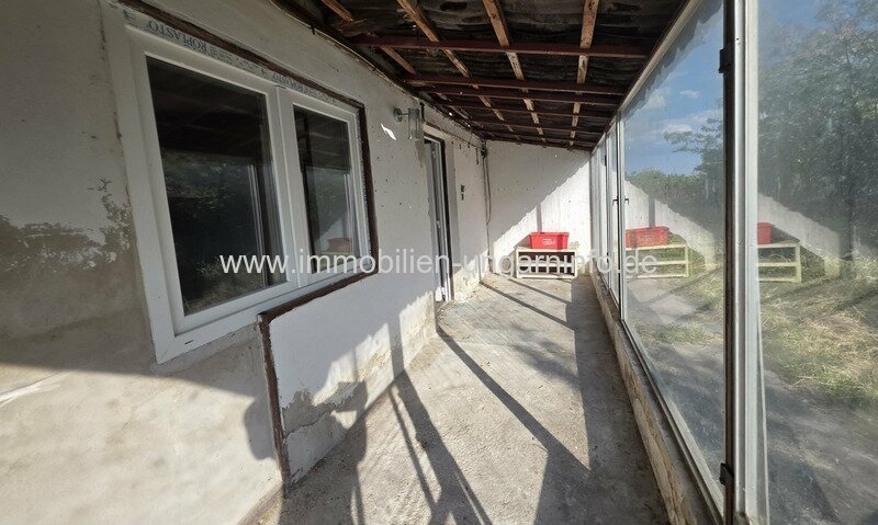 In Balatonszabadi steht ein Zweifamilienhaus mit großem Grundstück zum Verkauf