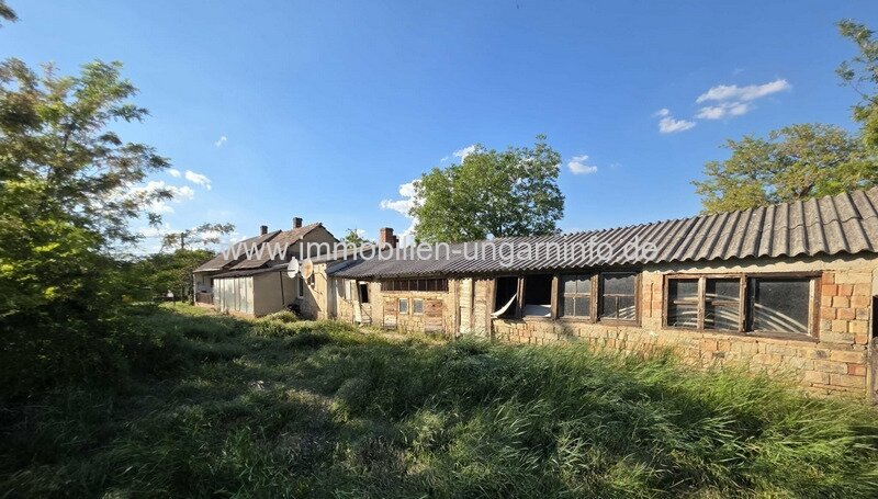 In Balatonszabadi steht ein Zweifamilienhaus mit großem Grundstück zum Verkauf