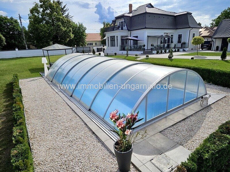 Luxuriöse Luxusvilla mit Gästehaus, Wellness, Schwimmbad, Tennisplatz und 0,8 Hektar großem Park in der Gegend von Budapest zu verkaufen