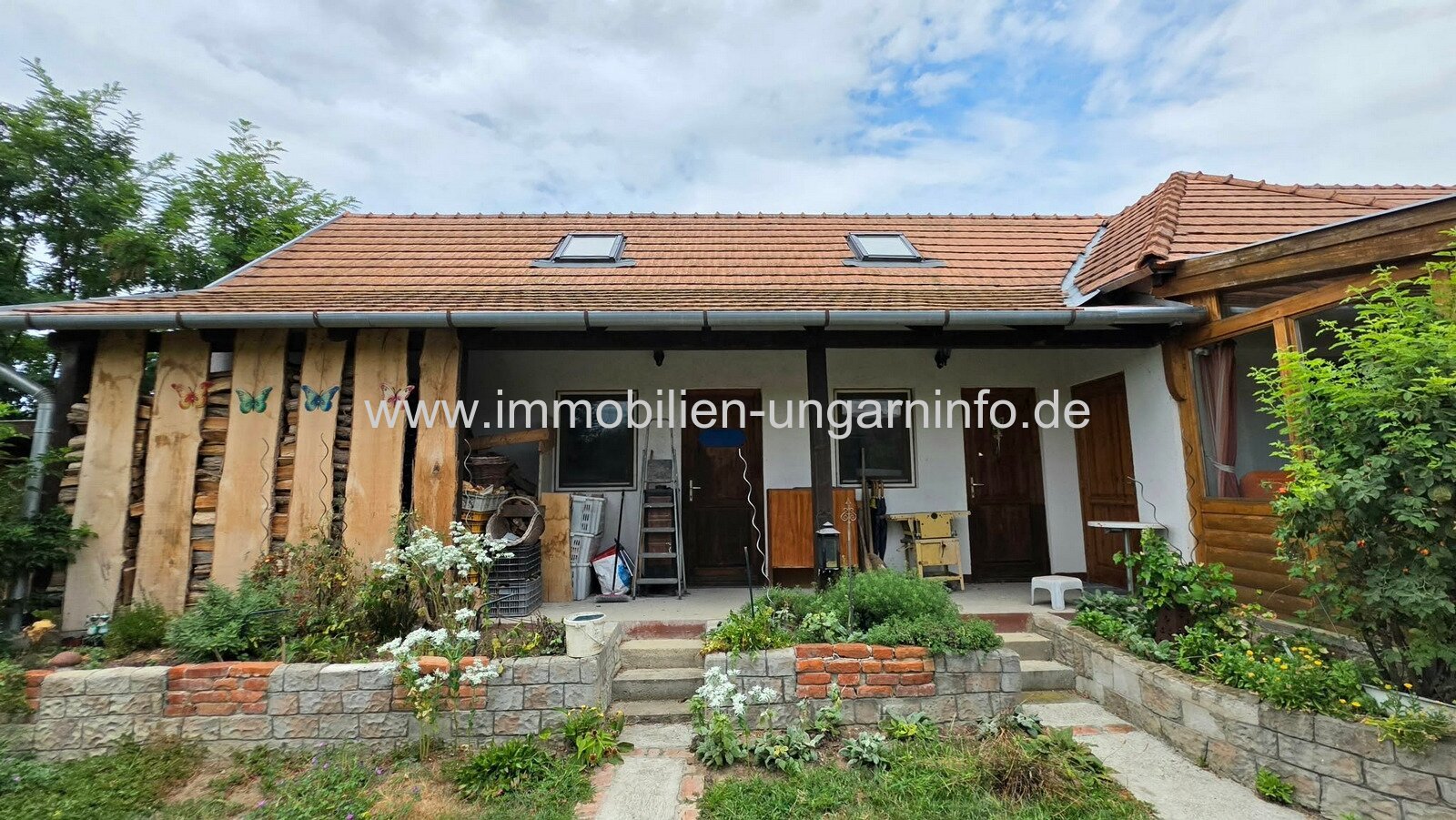 Einfamilienhaus mit 3 Apartments und Swimmingpool in Nikla zu verkaufen