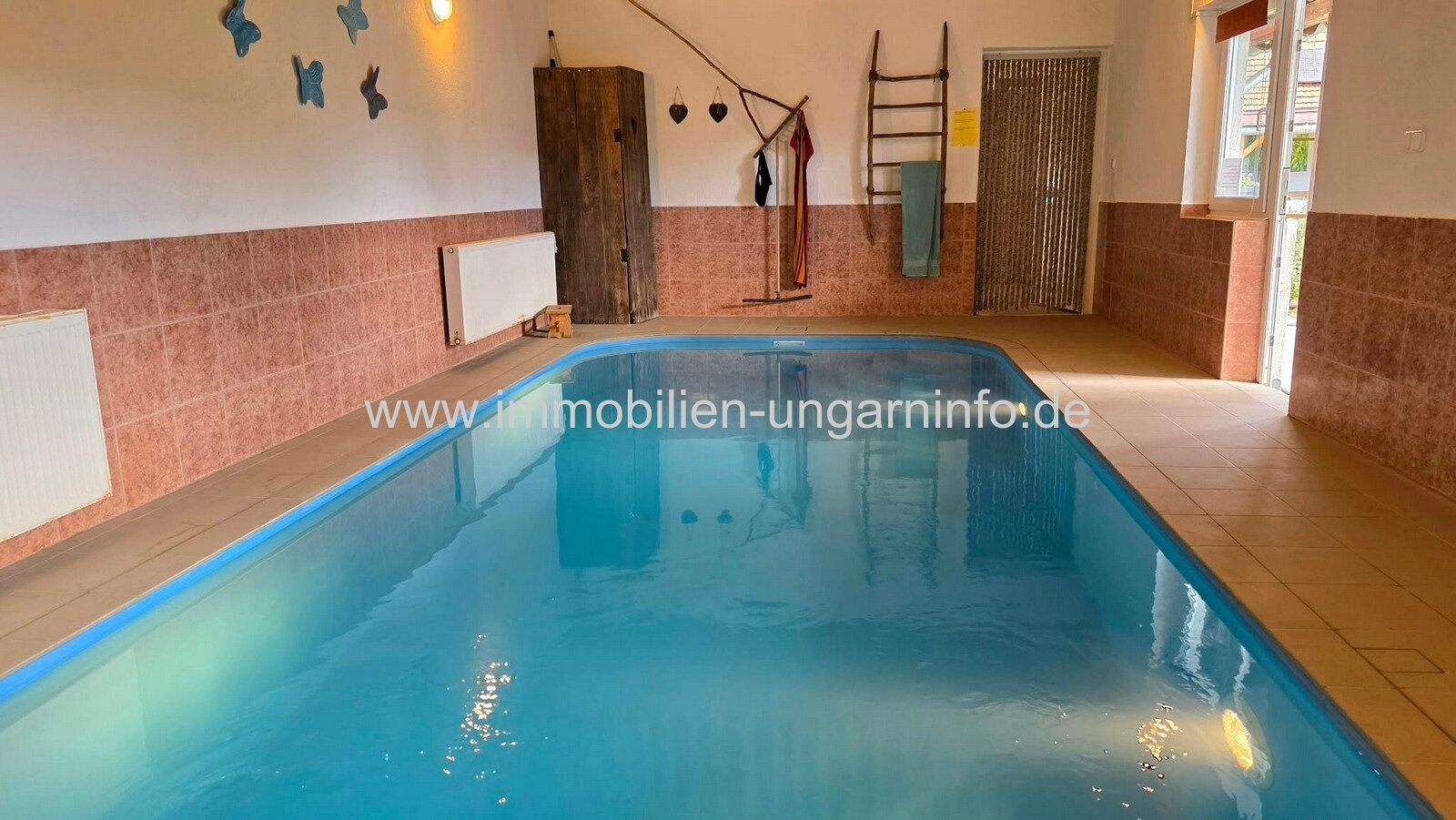 Einfamilienhaus mit 3 Apartments und Swimmingpool in Nikla zu verkaufen