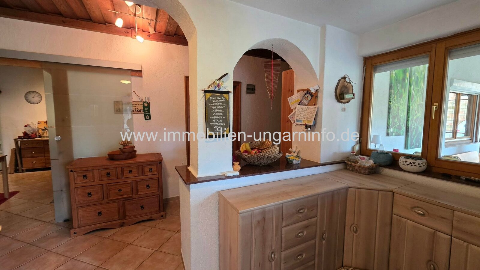 Einfamilienhaus mit 3 Apartments und Swimmingpool in Nikla zu verkaufen