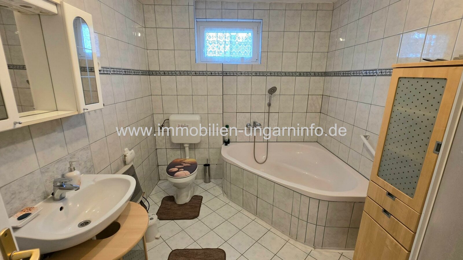 Einfamilienhaus mit 3 Apartments und Swimmingpool in Nikla zu verkaufen