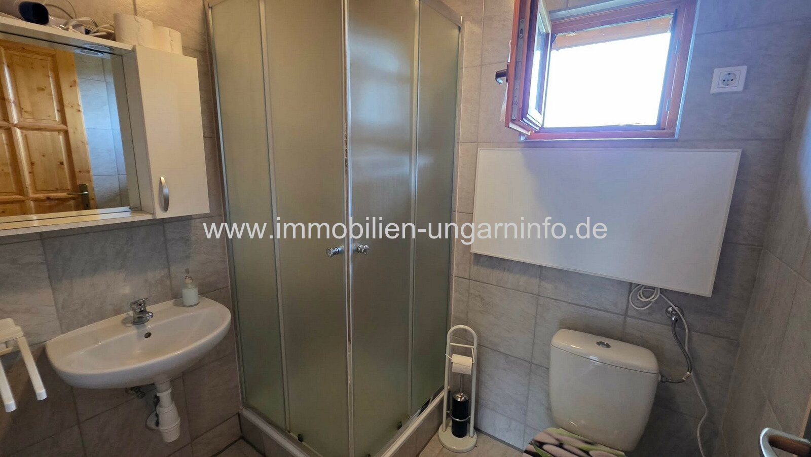 Einfamilienhaus mit 3 Apartments und Swimmingpool in Nikla zu verkaufen