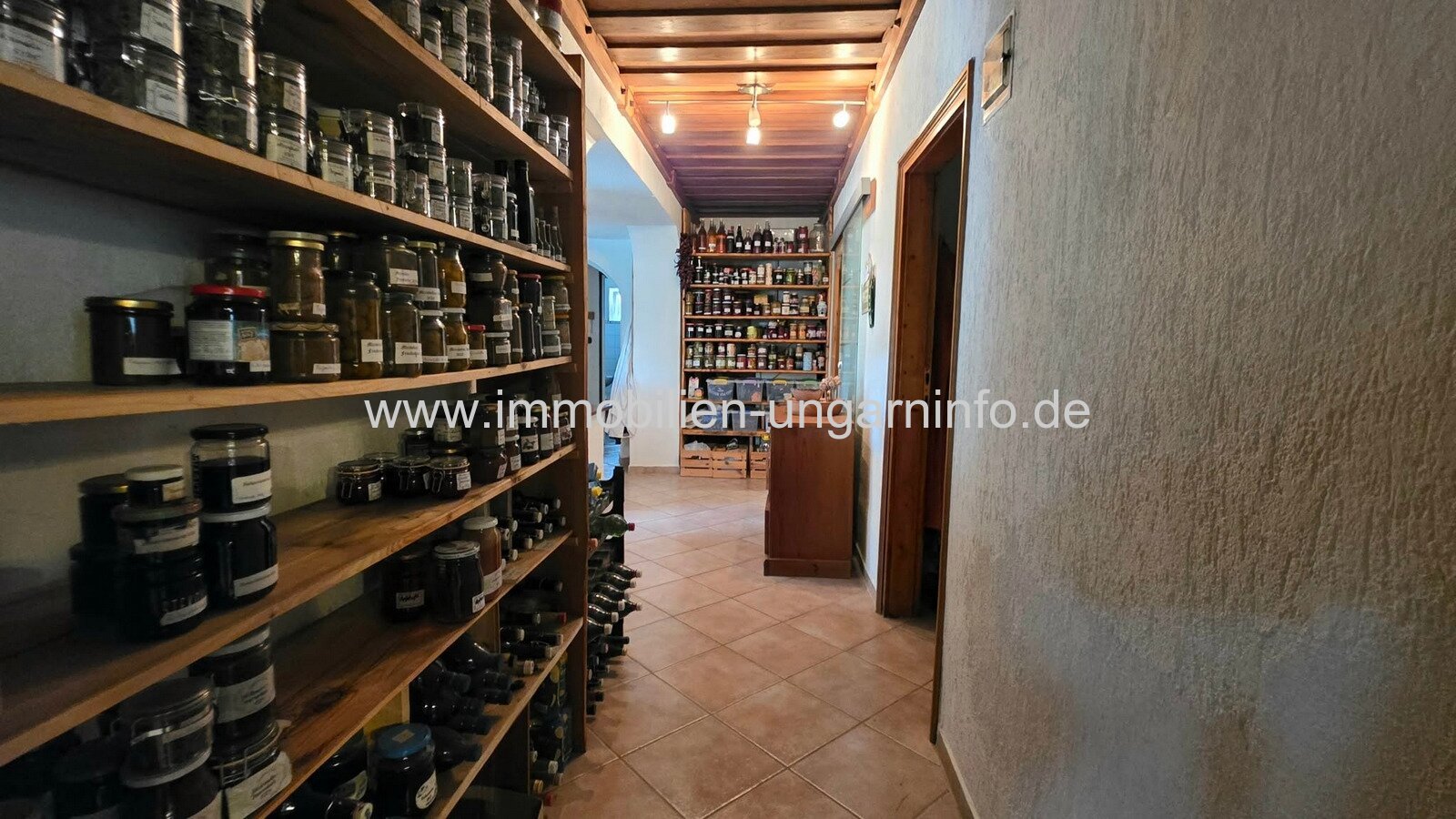 Einfamilienhaus mit 3 Apartments und Swimmingpool in Nikla zu verkaufen