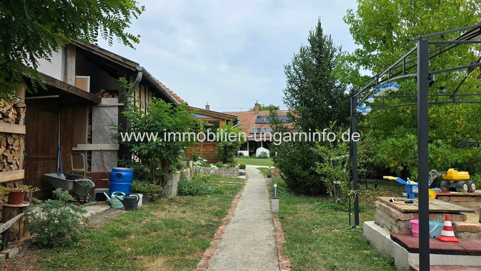 Einfamilienhaus mit 3 Apartments und Swimmingpool in Nikla zu verkaufen