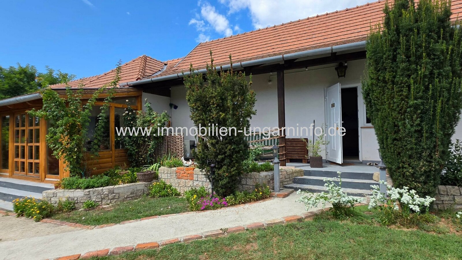 Einfamilienhaus mit 3 Apartments und Swimmingpool in Nikla zu verkaufen