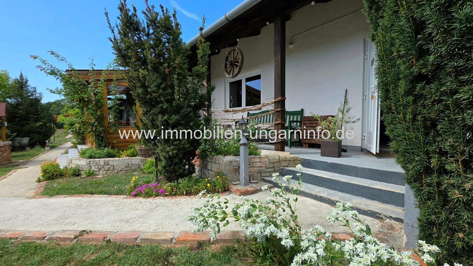 Einfamilienhaus mit 3 Apartments und Swimmingpool in Nikla zu verkaufen