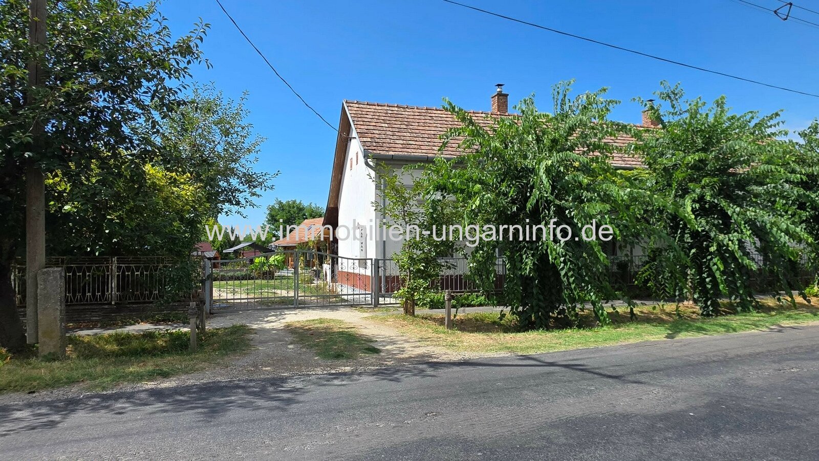 Einfamilienhaus mit 3 Apartments und Swimmingpool in Nikla zu verkaufen