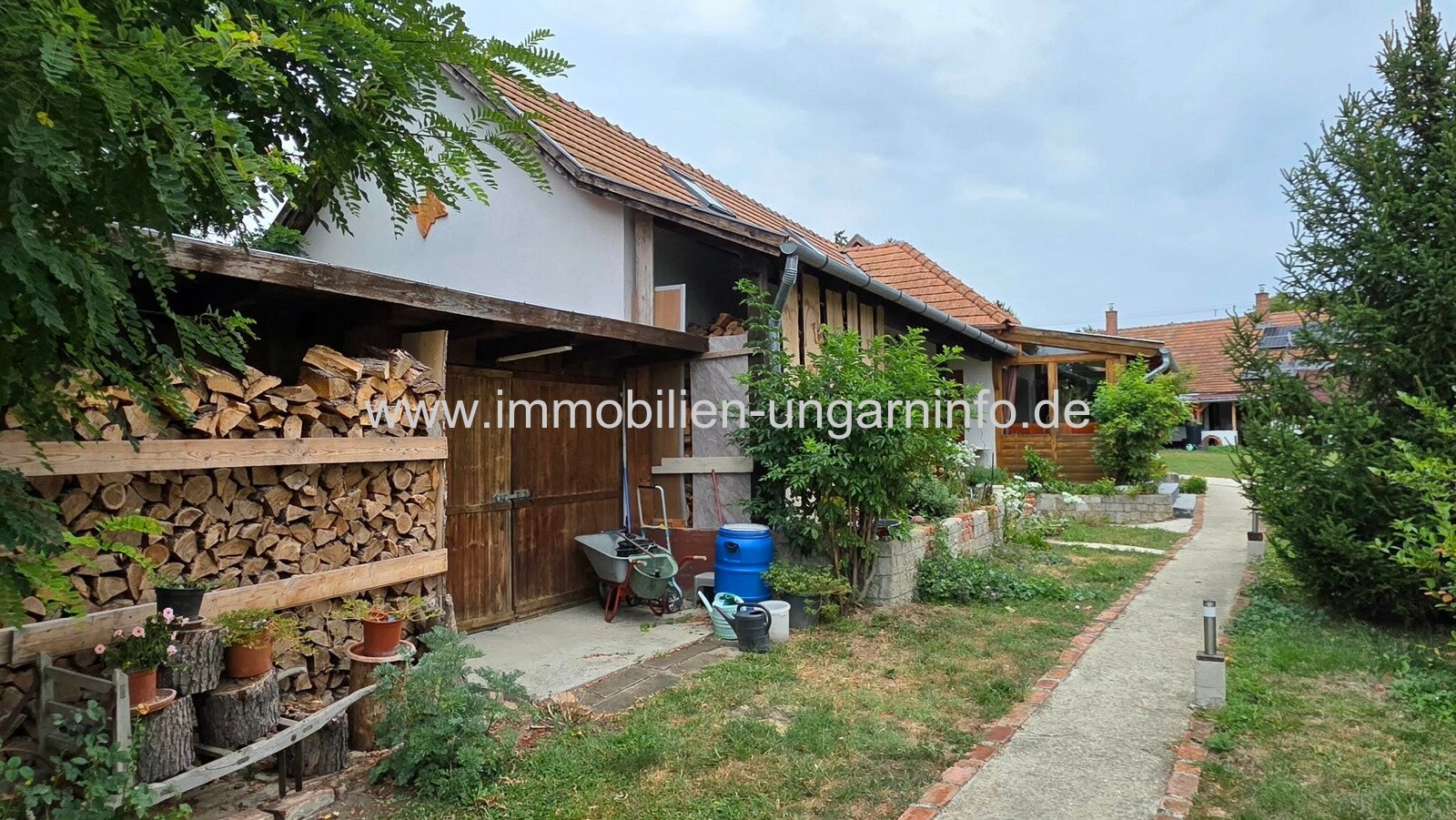 Einfamilienhaus mit 3 Apartments und Swimmingpool in Nikla zu verkaufen