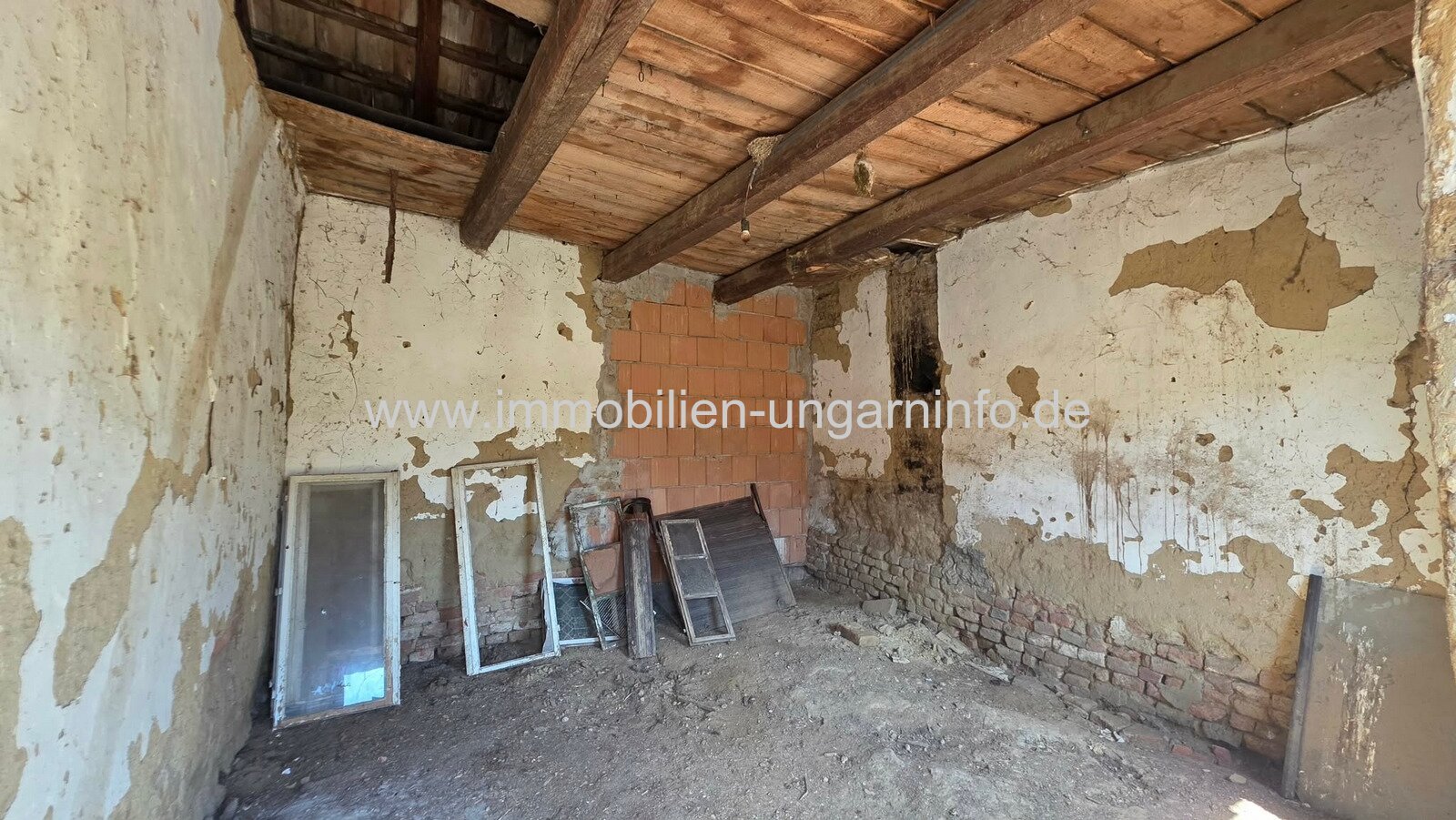 In Gadány steht ein Einfamilienhaus im Landhausstil zum Verkauf