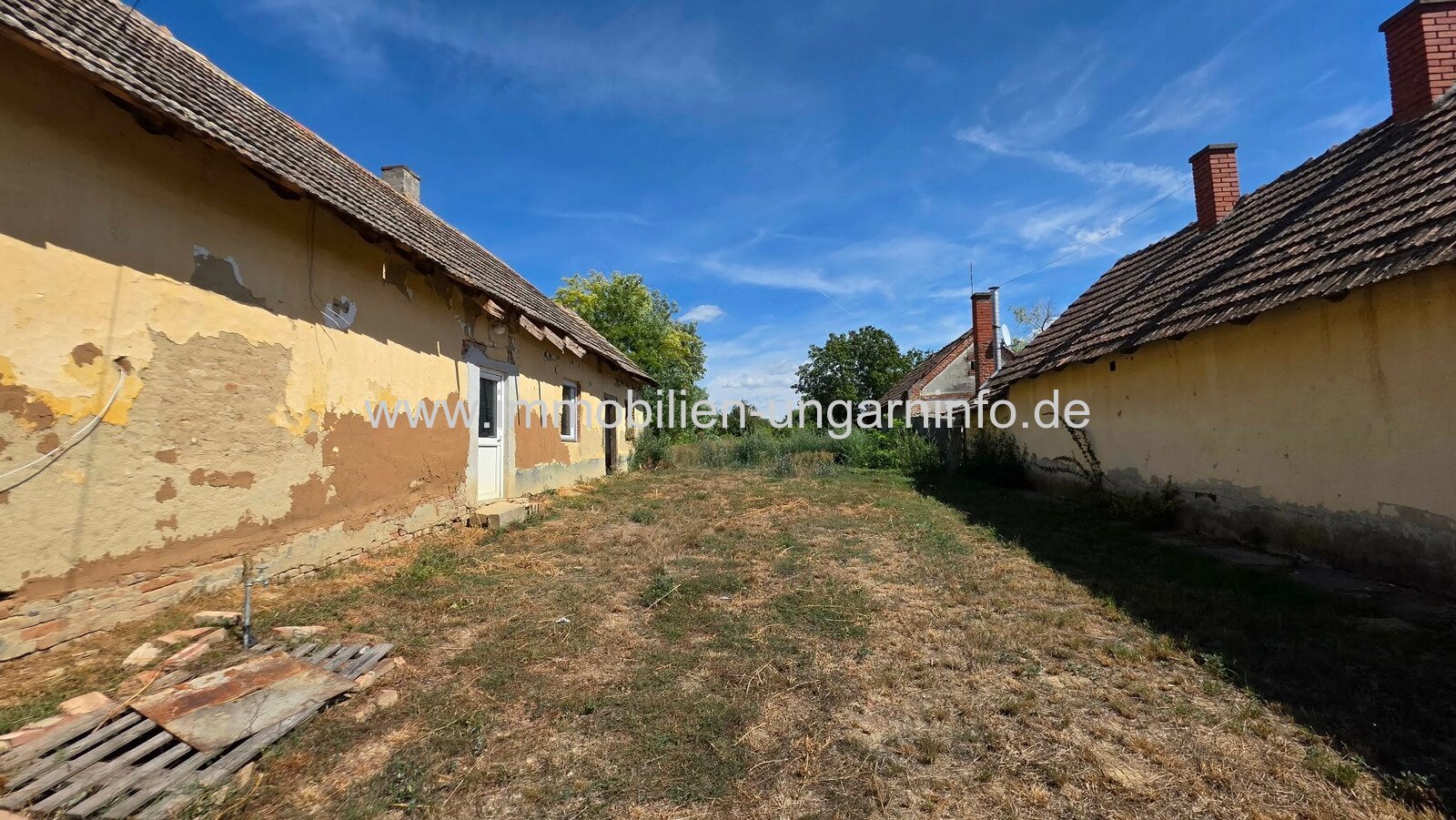In Gadány steht ein Einfamilienhaus im Landhausstil zum Verkauf