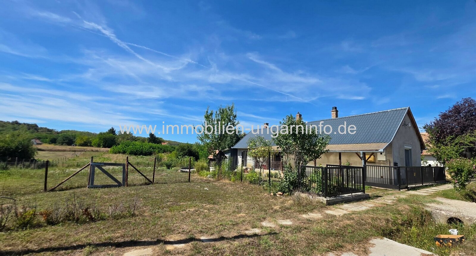 In Gadány: Sofort bezugsfertiges Einfamilienhaus in gutem Zustand auf einem Doppelgrundstück